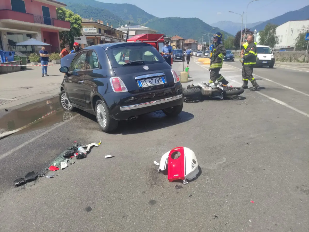 Moto in fiamme dopo lo schianto con un'auto, grave un uomo | Giornale ...